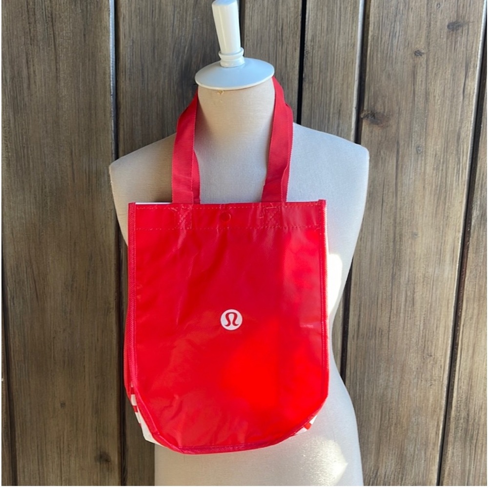 Lululemon Athletica bag with snap closure •